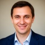Портрет уверенного российского бизнесмена в студии на нейтральном фоне для сайта Сонар Плюс